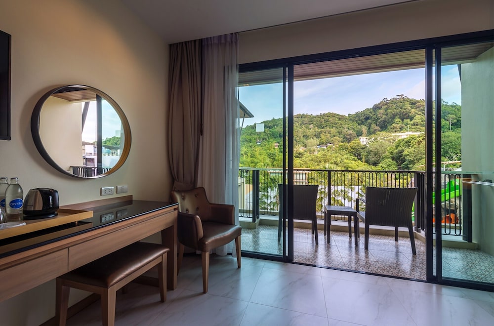 Deluxe Fantasy room with Pool view - Photo 8