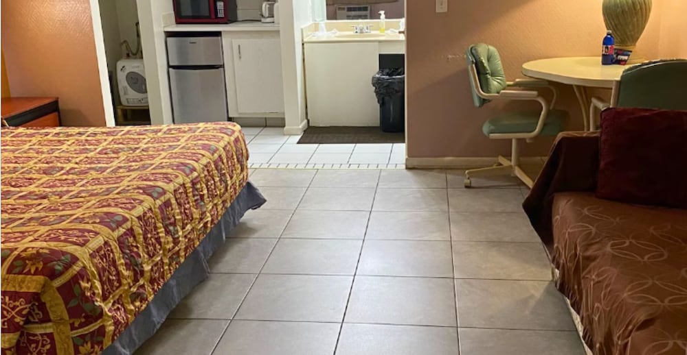Standard Single Room, 1 King Bed, Non Smoking, Refrigerator & Microwave photo 2