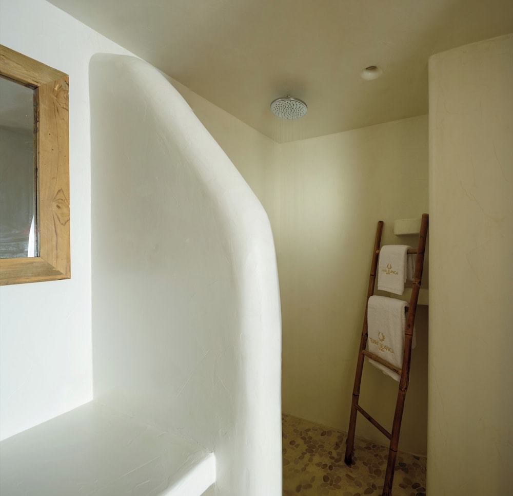 Standard Double Room - Photo 12