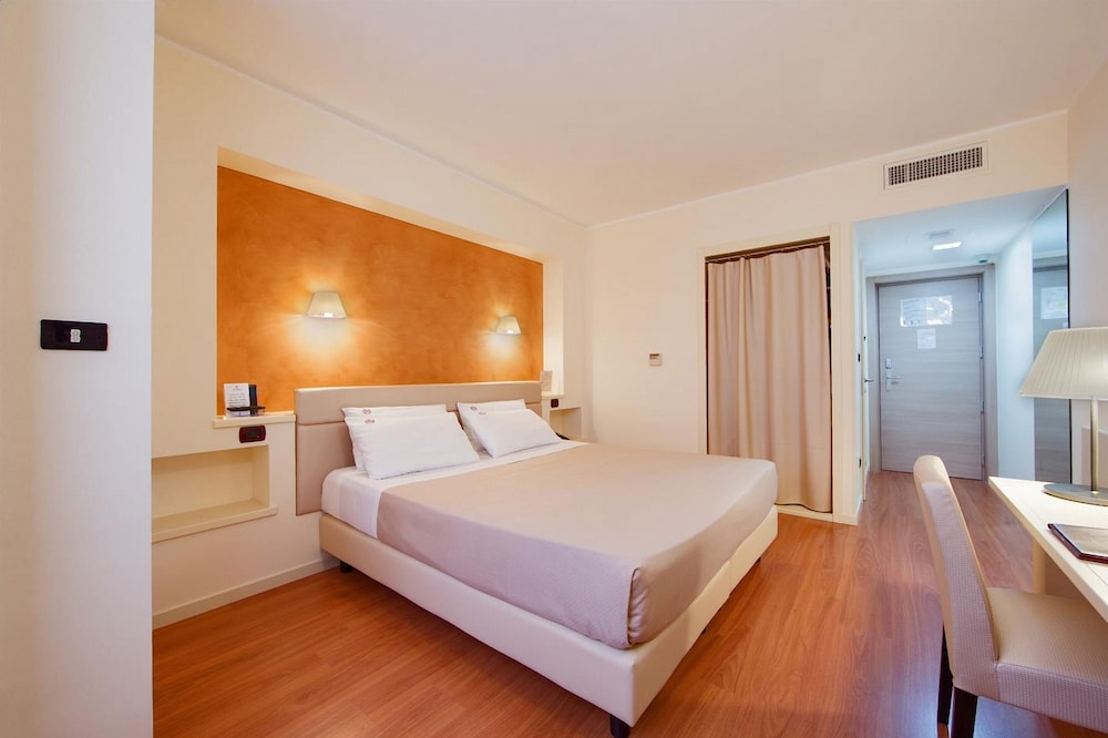 Standard Double or Twin Room - Photo 5