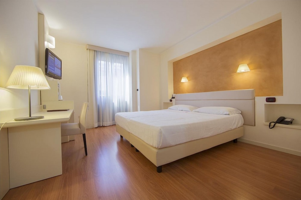 Standard Double or Twin Room - Photo 1