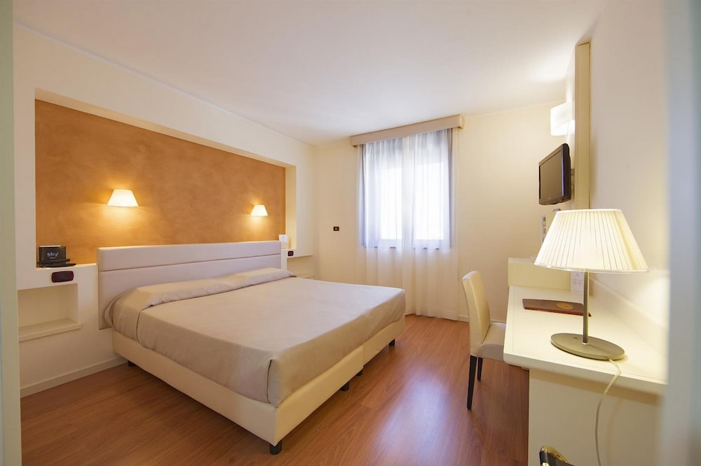 Standard Double or Twin Room - Photo 4