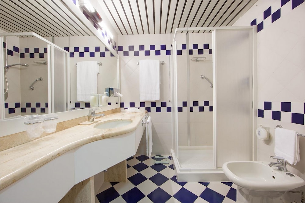 Standard Double or Twin Room - Photo 9