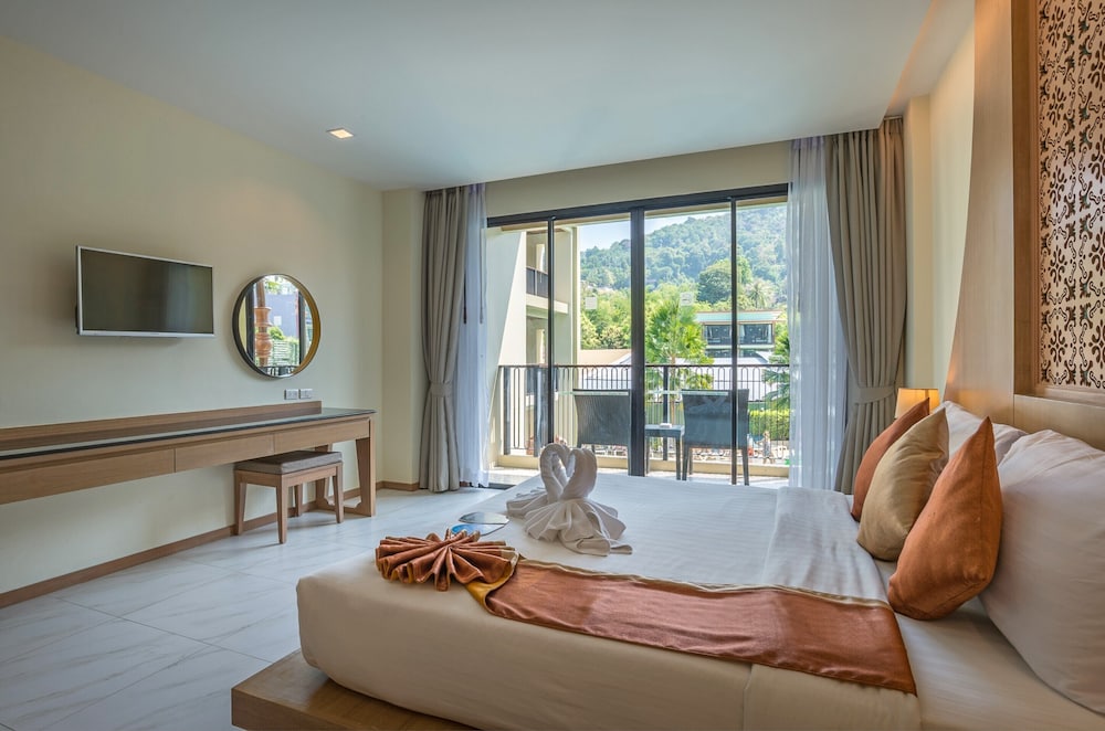 Deluxe Fantasy room with Pool view - Photo 6