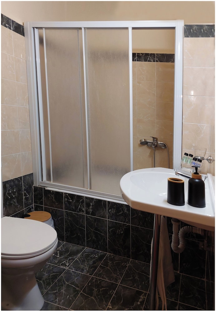 Twin Room - Photo 10