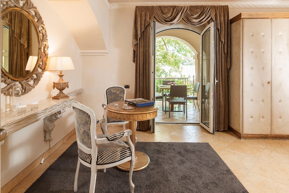 Luxury Suite, Balcony - Photo 4