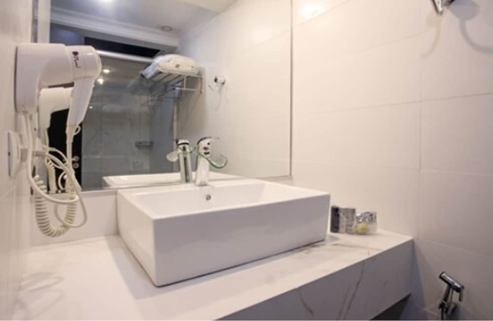 Standard Twin Room - Photo 3