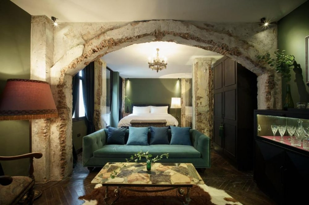 Suite King Bed photo 2