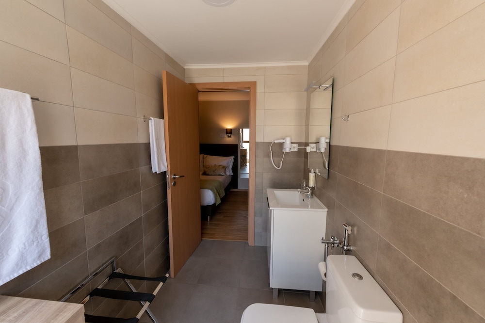 Quadruple Room - Photo 12