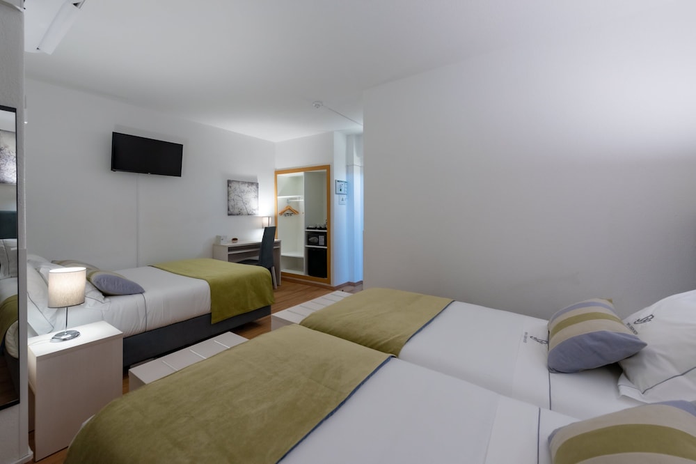 Quadruple Room - Photo 23