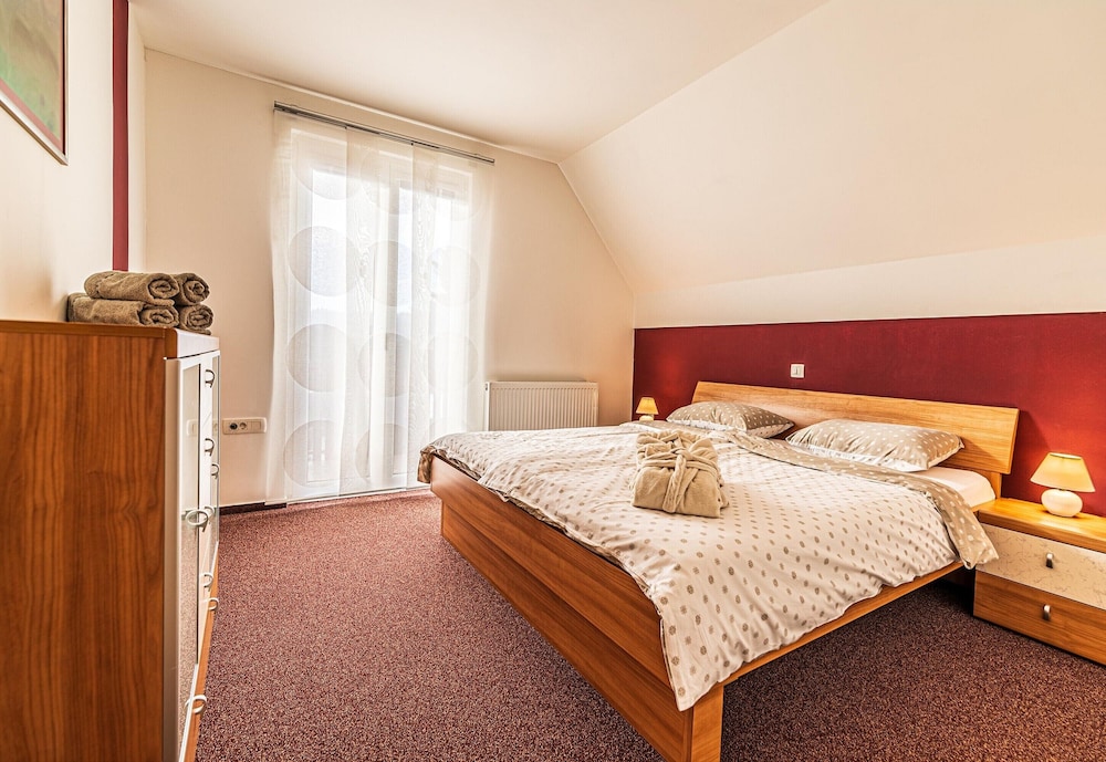 Family Chalet, Multiple Bedrooms, Mountainside (Sunny Weekend Sauna House)