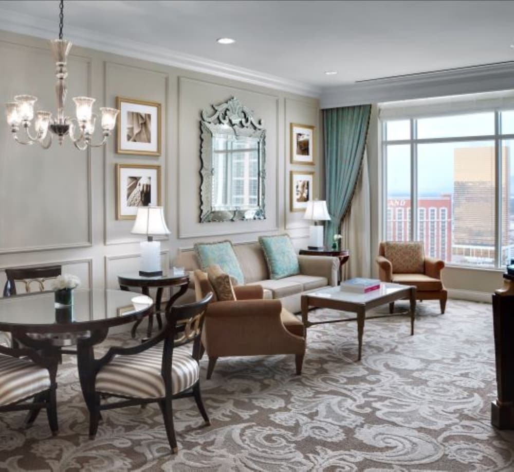 Newly Remodeled Grand One Bedroom King Suite City View