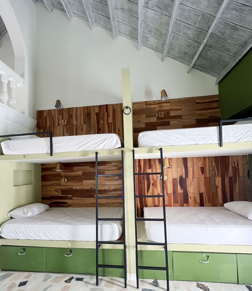 Basic Twin Room, 2 Double Beds, Ensuite photo 3
