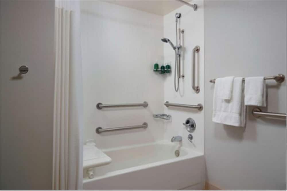 Room, 2 Queen Beds, Accessible (Mobility/Hearing Tub) - Photo 7