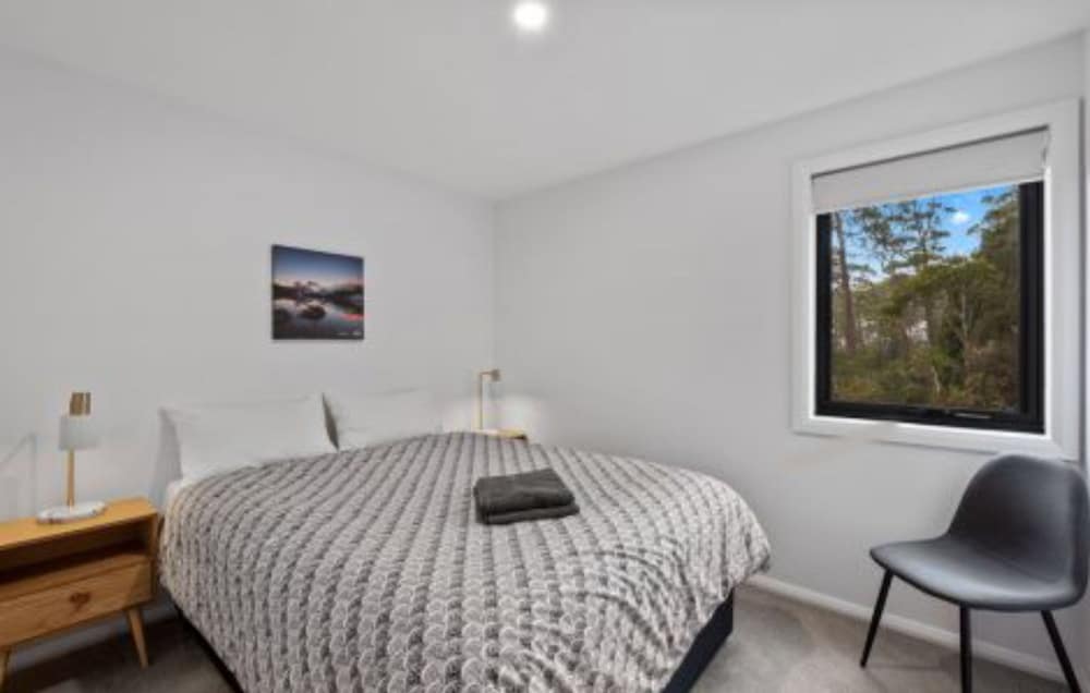 Deluxe 2 Bedroom Cabin - Sleeps 4 (2 Queens) photo 2