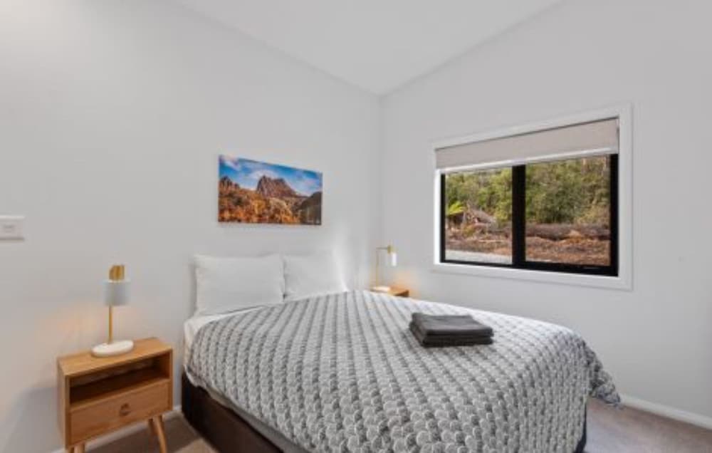 Deluxe 2 Bedroom Cabin - Sleeps 4 (2 Queens) photo 3