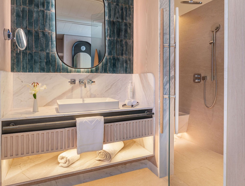 Swiss, 1 King Bed, Sea View - Photo 4