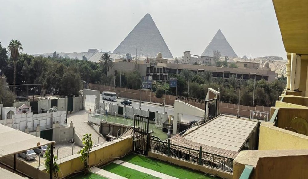 Deluxe Twin with Pyramids View - Photo 9