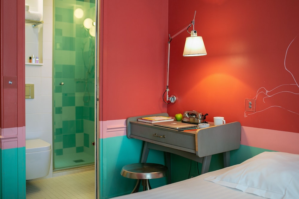 Small Double Room Unusual photo 2
