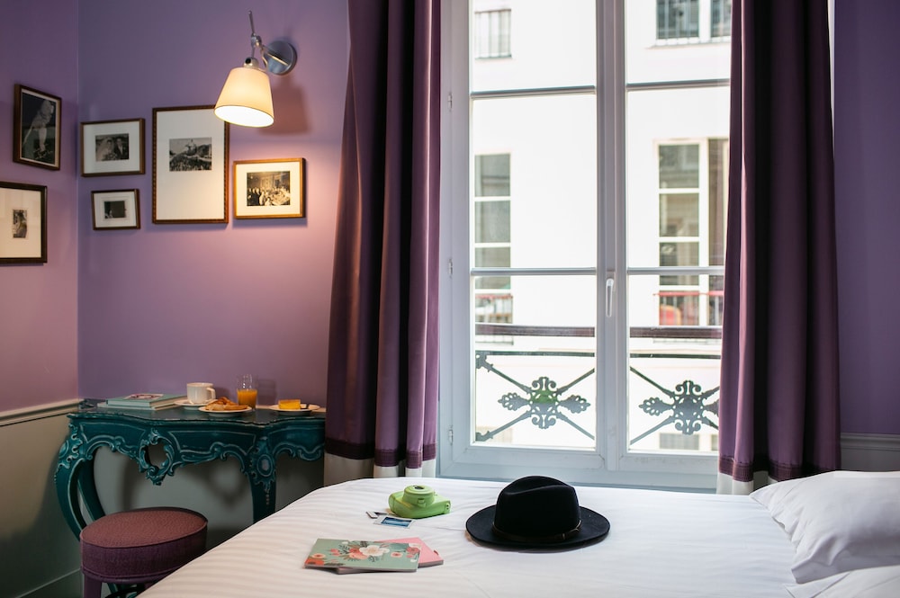 Small Double Room Unusual photo 3