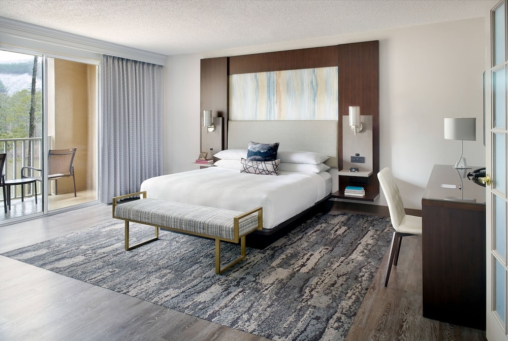 Suite, 1 King Bed with Sofa bed, Lake View