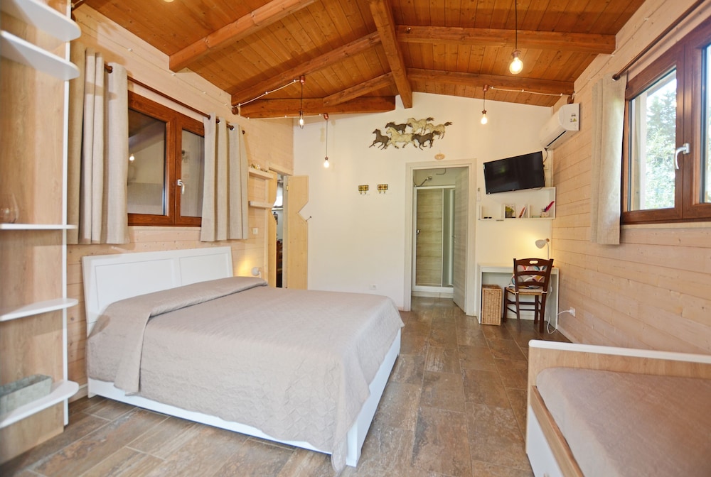 Family Chalet, Multiple Bedrooms, Mountainside (Piccola Fattoria)