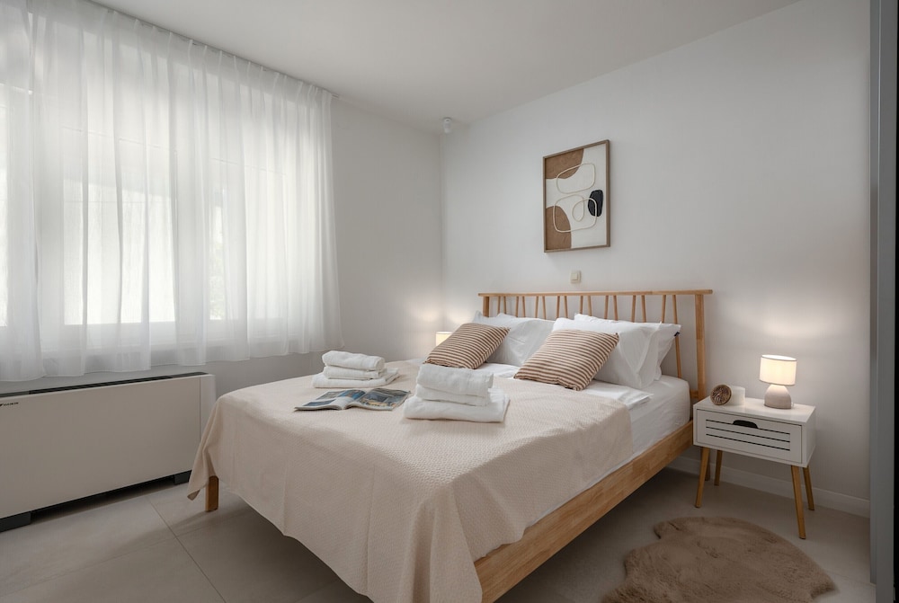 Family Apartment, Multiple Bedrooms (Apartman 3 With Garden Desamani 975)