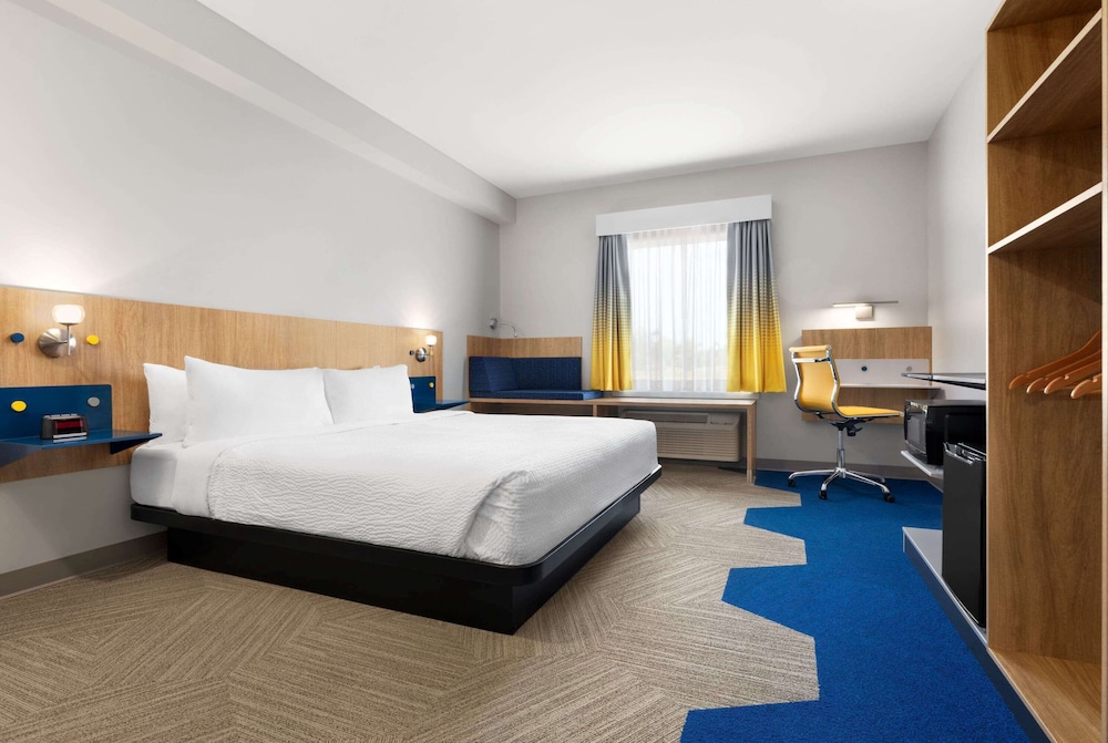 Suite, 1 King Bed, Accessible, Non Smoking (Mobility) - Photo 4