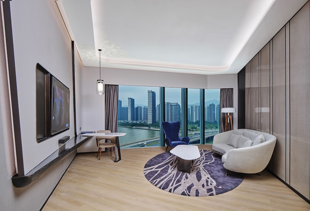 Club Suite, 1 Bedroom - Photo 6