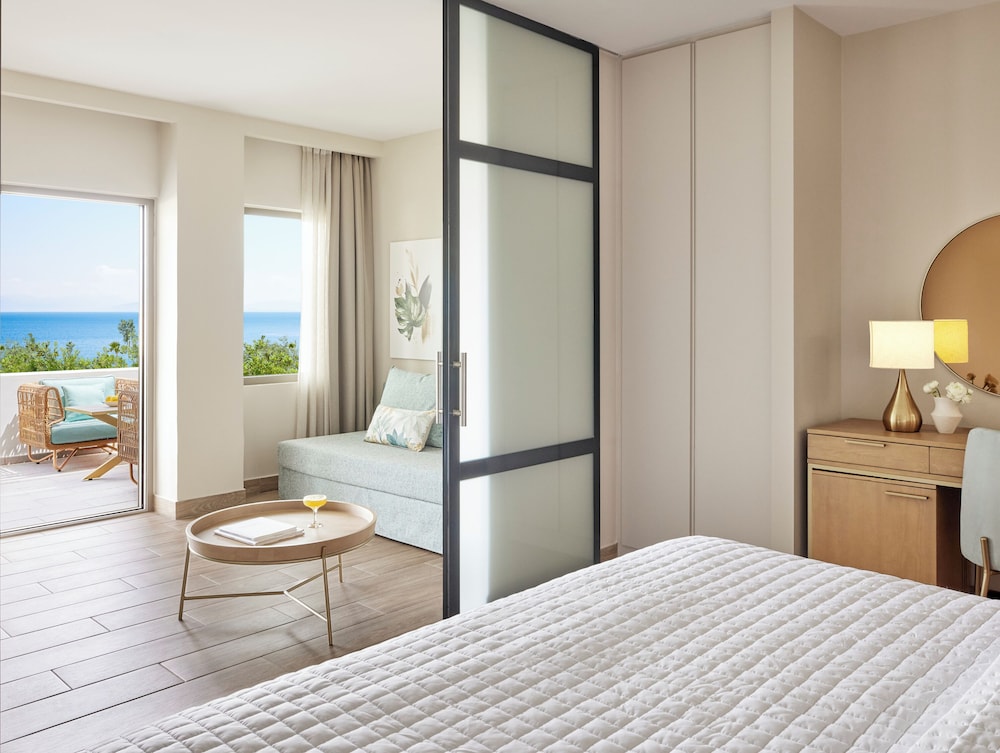 Superior Family Room Private Garden, Sea View
