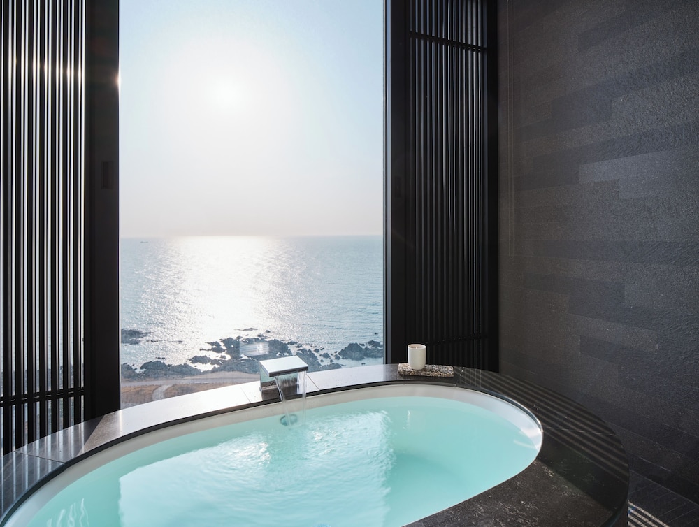 [MaisonBox] Twin Premium Ocean View Room (4+ nights): F&B Credit 50,000 KRW/night + Laundry Service