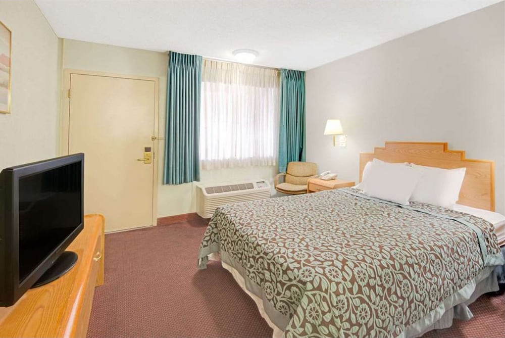 Standard Room, 1 Queen Bed, Non Smoking - Photo 1