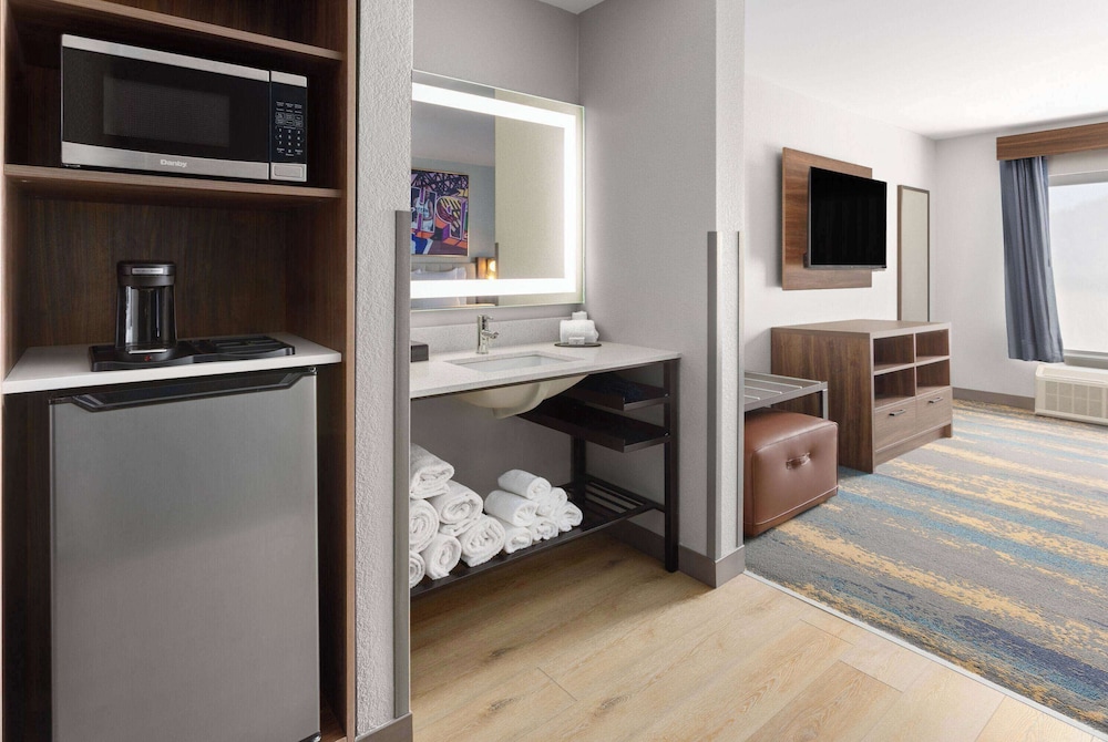 Room, Multiple Beds, Roll-in Shower, Non Smoking (Kitchen) - Photo 3