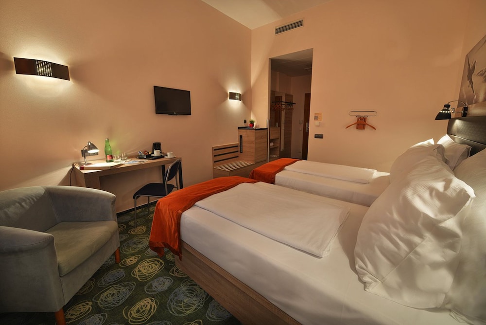 Room, Non Smoking (Two Twin Beds) - Photo 1