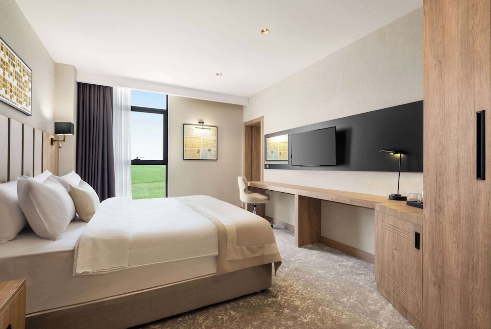 Deluxe Room, 1 King Bed, City View - Photo 1