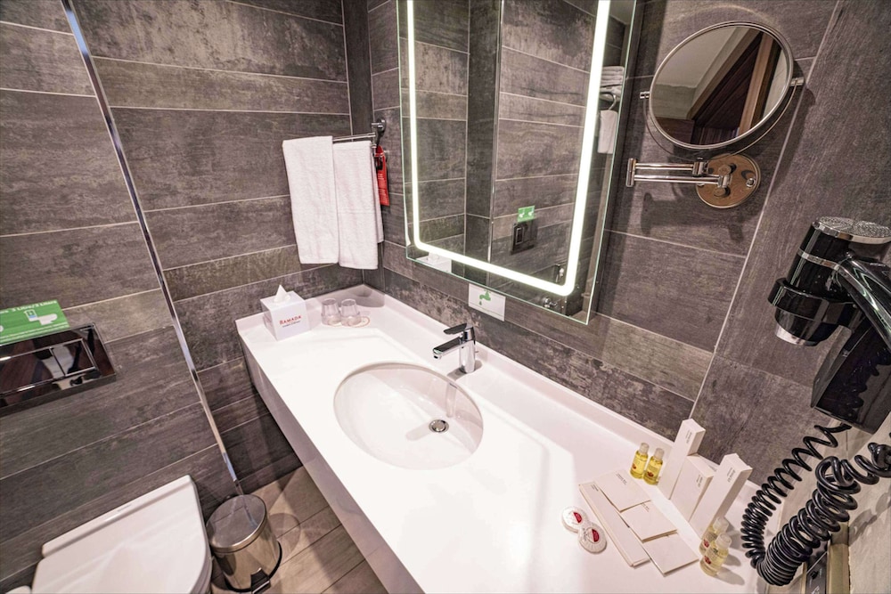 Suite, 1 Double Bed, Non Smoking photo 3