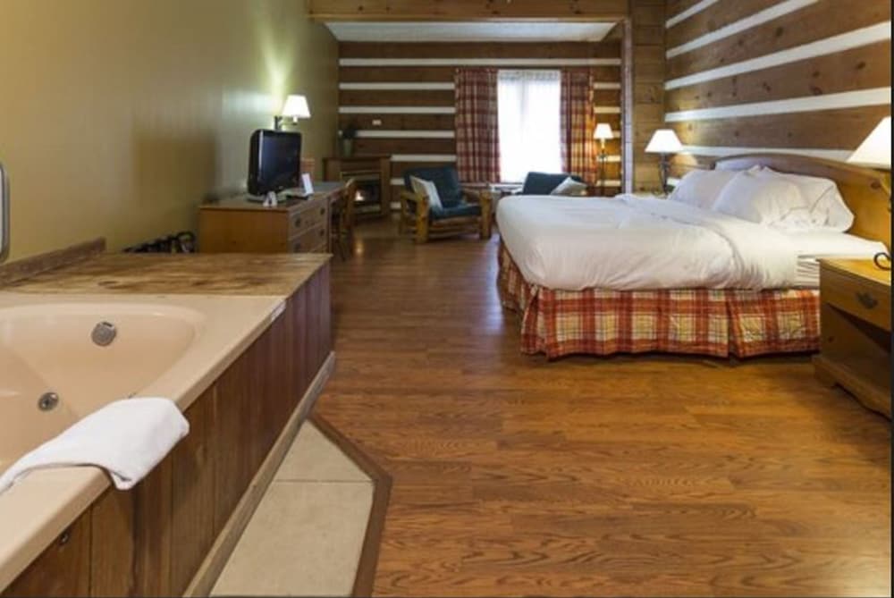 Honeymoon Suite - Photo 4