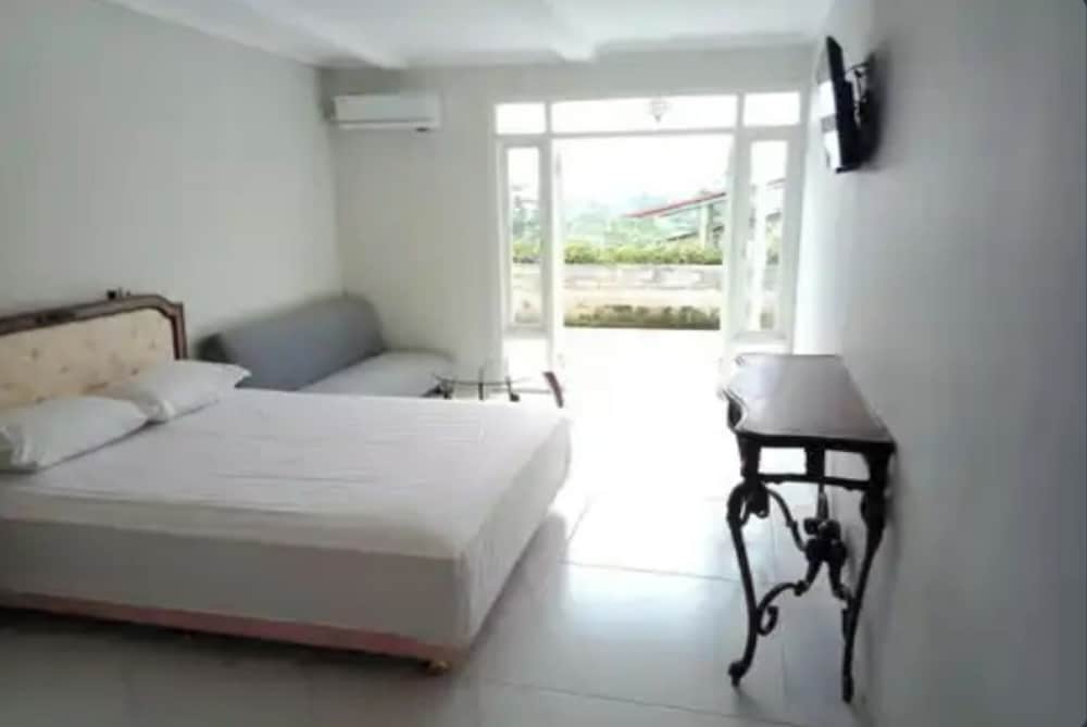 Suite - Photo 1
