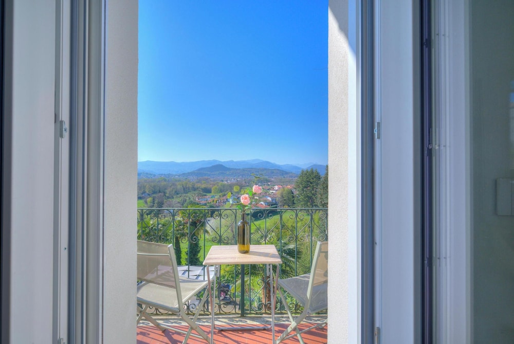 Family Apartment, Multiple Bedrooms (Appartamento Vista Angera)