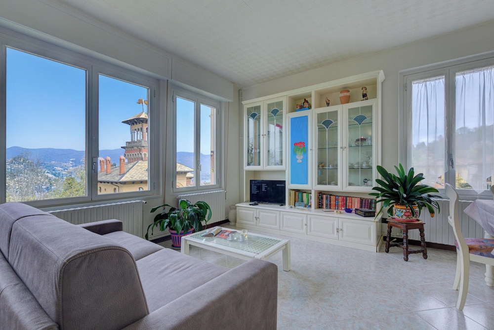 Family Apartment, Multiple Bedrooms, Mountainside (Lorenza Rooftop Lake View Stresa)