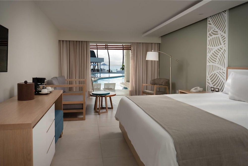 Junior Suite, 1 King Bed, Balcony, Ocean View (Swim-Up) - Photo 1