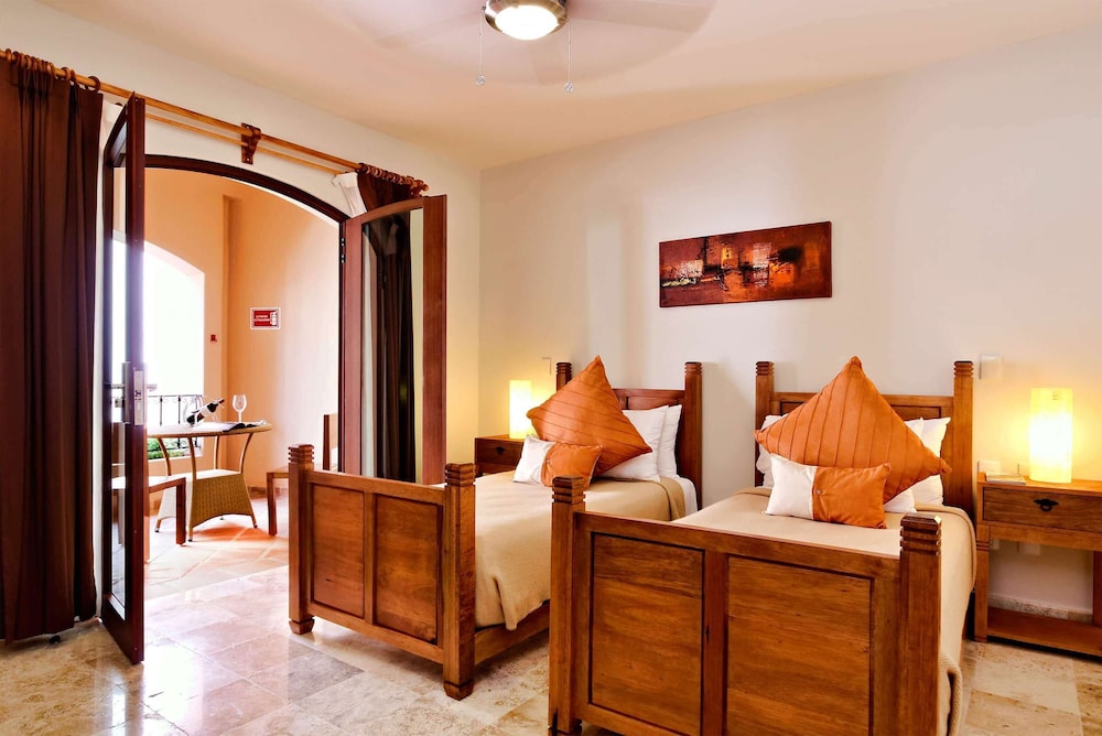Suite, 3 Bedrooms - Photo 16