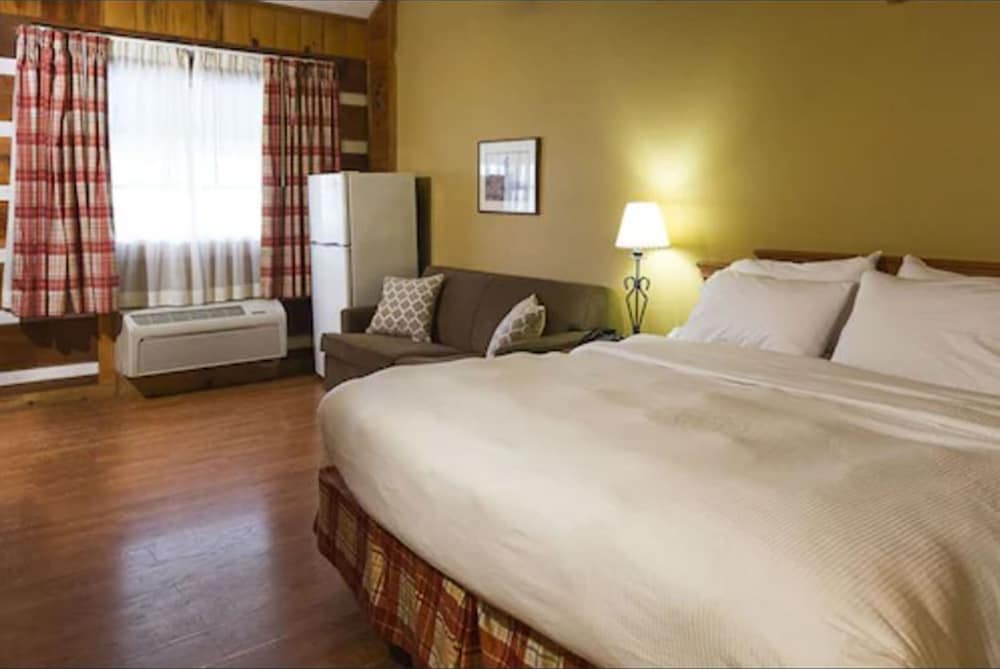 King Suite with Jacuzzi - Photo 3