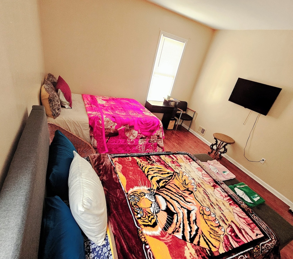Business Room, 2 Queen Beds, Non Smoking, Shared Bathroom