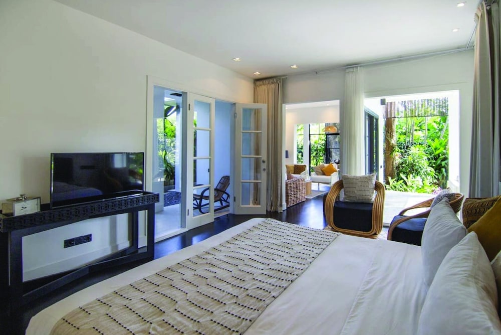 Suite, Pool View