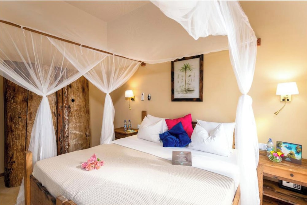 Deluxe Studio Suite, 1 King Bed with Sofa bed, Kitchenette, Ocean View photo 3