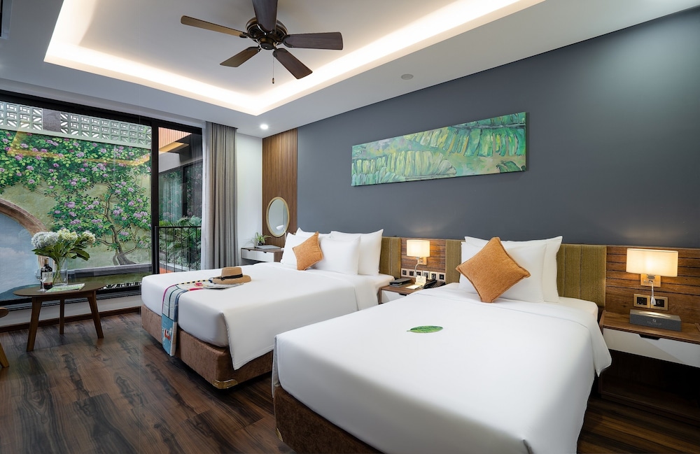 Deluxe Triple Room with Pool View - Photo 8
