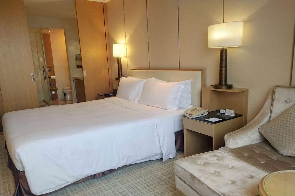 Superior Room, 1 Queen Bed, Non Smoking photo 2