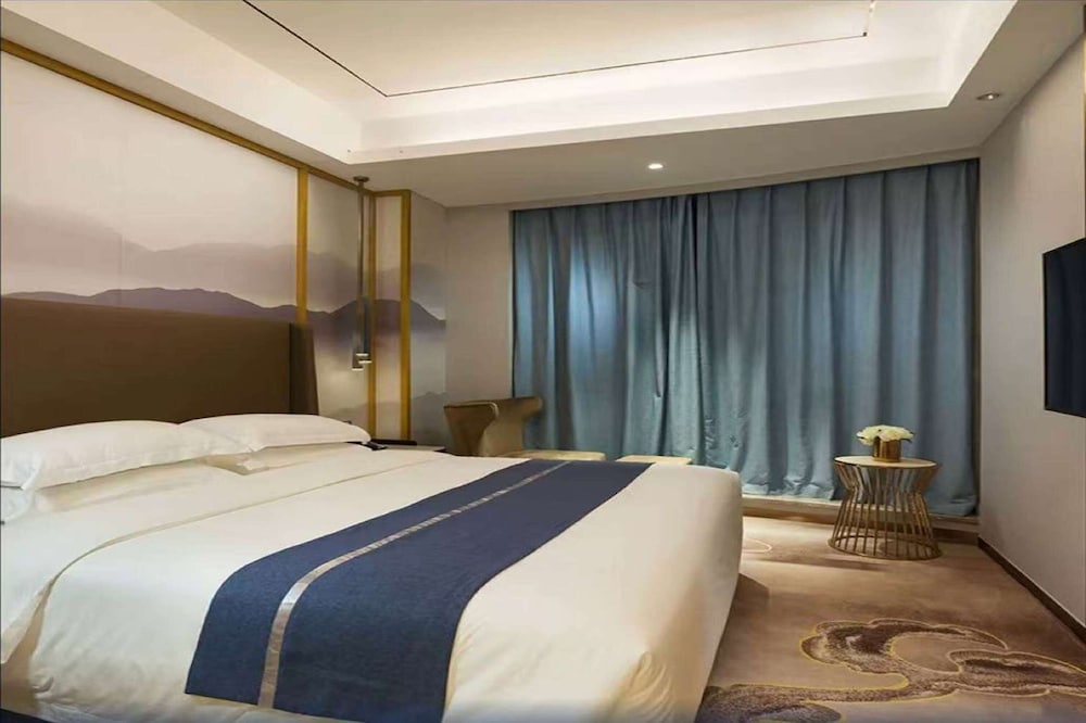 Suite, 1 King Bed, Smoking photo 1