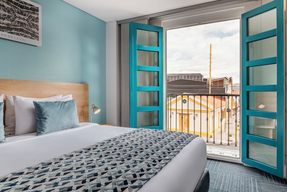 Deluxe Room, 1 King Bed, Balcony photo 1